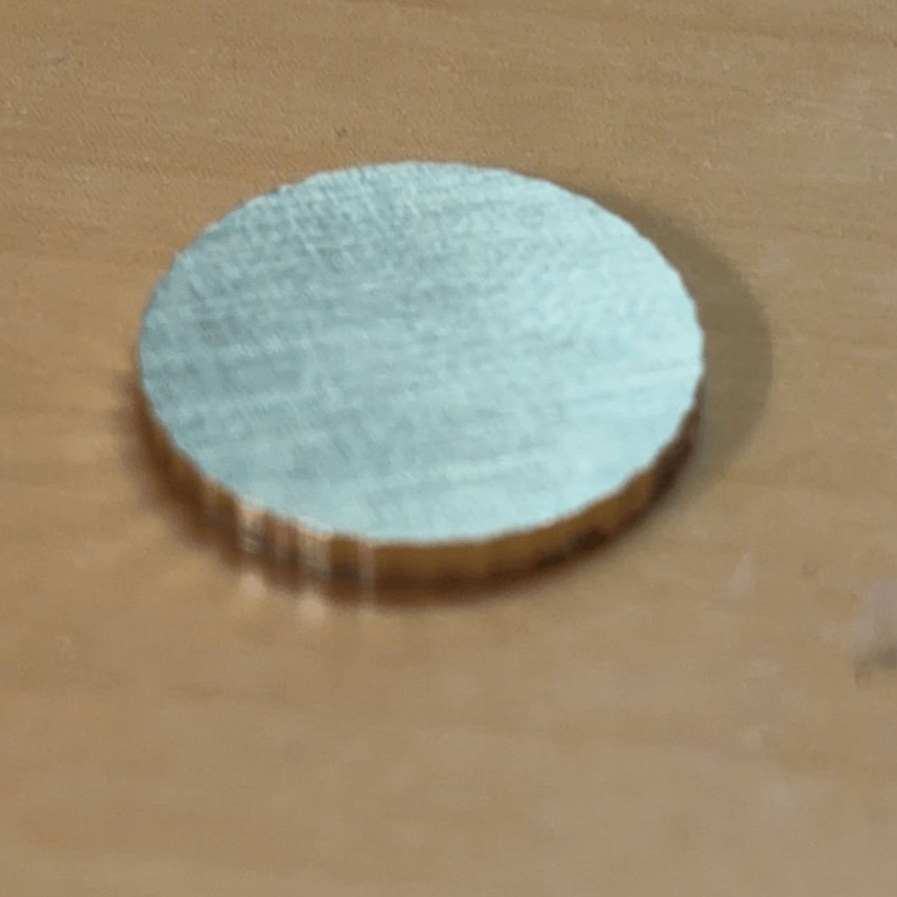 社章バッジ製作 真鍮ベース素材 加工前状態 側面までこだわる ワンマークバッジ